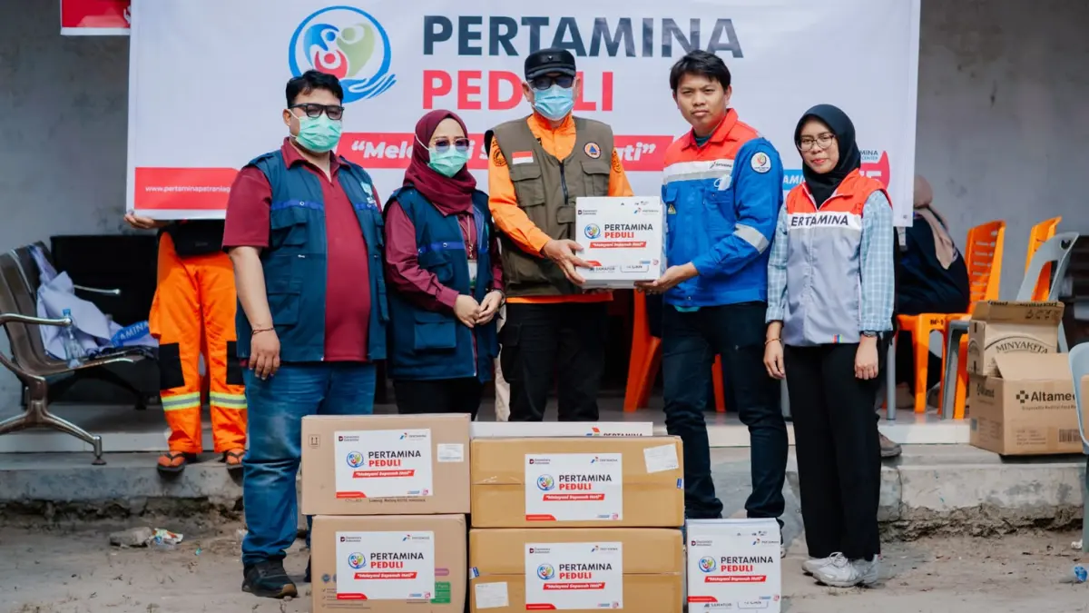 Asap karhutla mengganggu warga Kerumutan, Pelalawan. Pertamina menyalurkan masker N95 dan oksigen portabel untuk mendukung penanganan asap.
