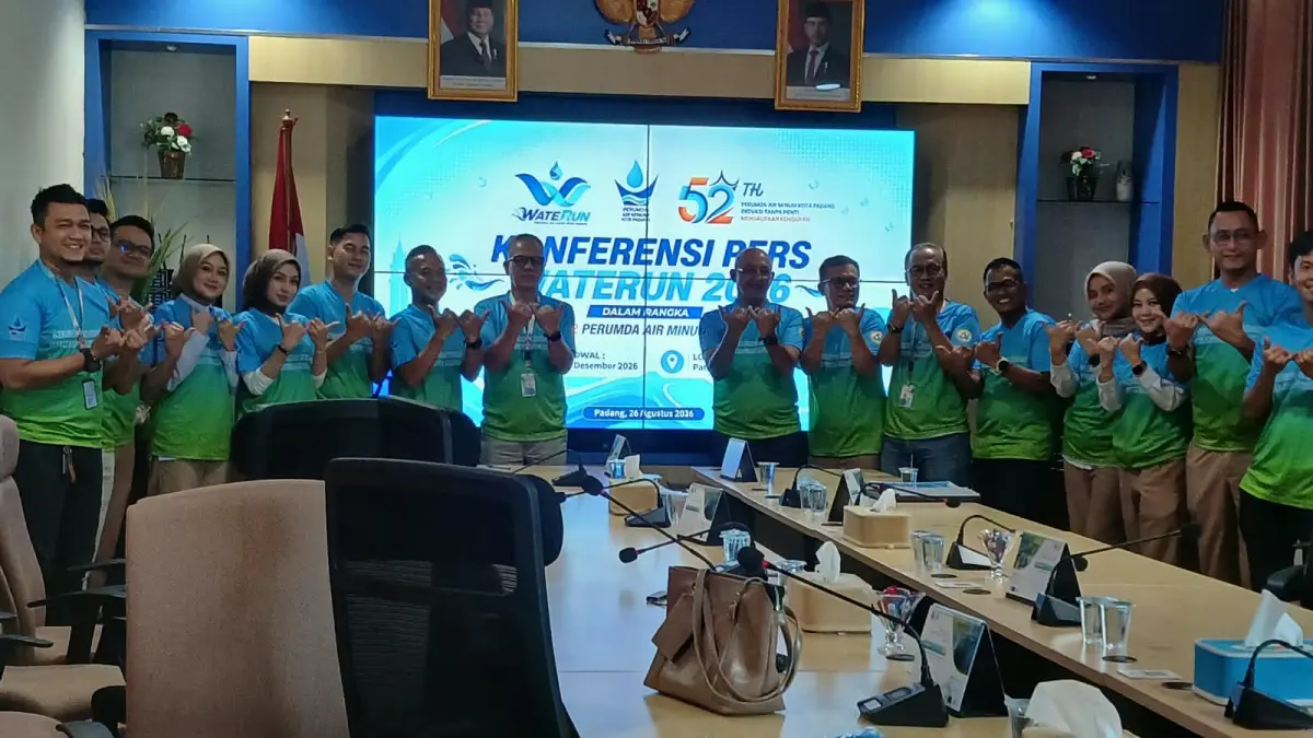 Direksi Perumda Air Minum Kota Padang dan panitia Waterun 2026 saat Launching di Kantor Pusat Perumda AM Padang Rabu (26/8). (SURYANI/PADEK)