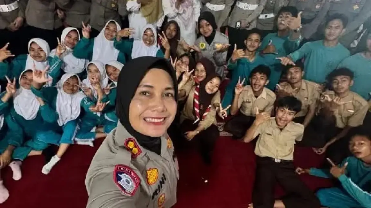 Kapolres Solok AKBP Rini Anggraini bersama siswa SMAN 2 Gunung Talang, Rabu (26/8/2026).