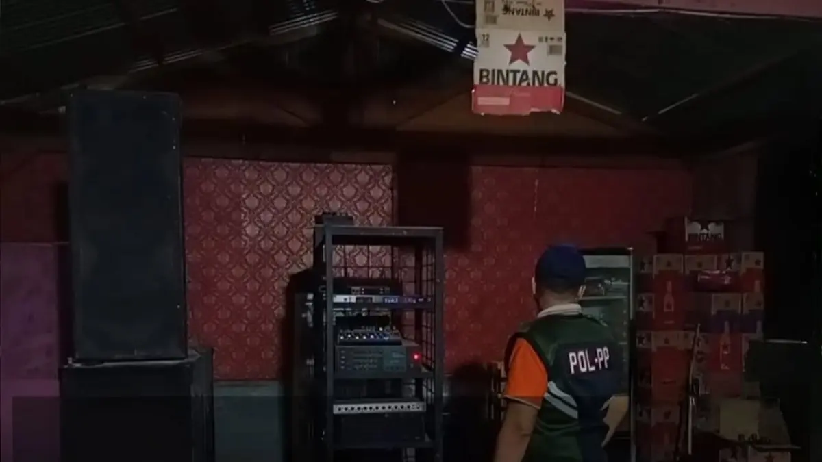 Petugas Satpol PP Kota Padang menertibkan kafe di kawasan Jalan By Pass, Balai Gadang, Kecamatan Koto Tangah dan mengamankan miras serta perangkat alat musik, Rabu dini hari (26/8/2026). (Humas Satpol PP Padang)