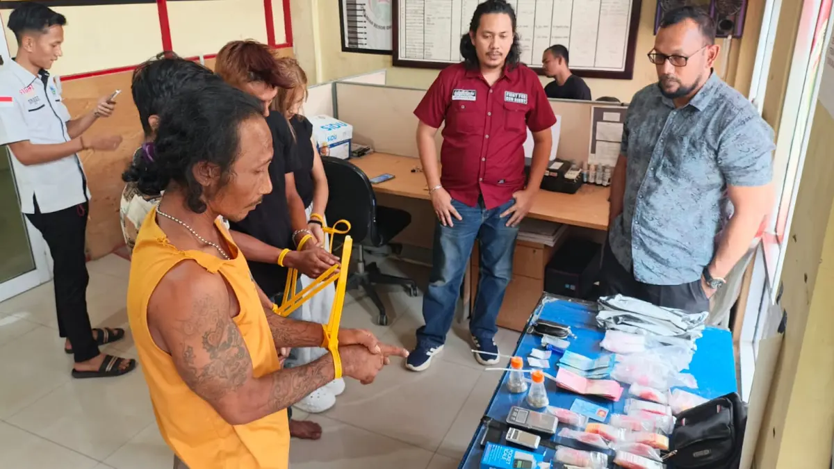 Petugas Satresnarkoba Polres Dharmasraya menunjukkan tersangka barang bukti sabu dan barang lainnya hasil pengungkapan kasus di Jorong Sopan Jaya, Rabu (26/8/2026).
