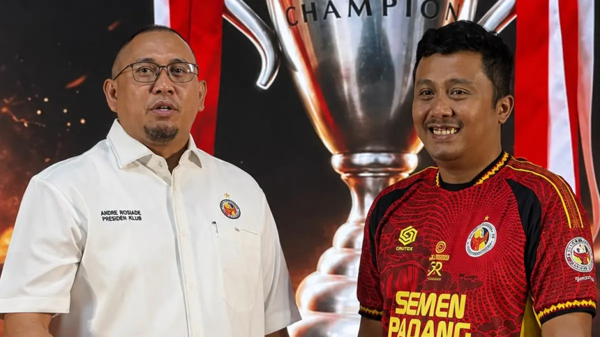 Presiden Klub Semen Padang FC Andre Rosiade dan Wakil Gubernur Sumbar Vasko Ruseimy yang mengenakan kaos tim Semen Padang FC.