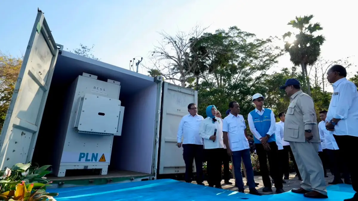 Presiden Prabowo Subianto bersama jajaran menteri dan Dirut PLN mengunjungi PLTS Gilimanuk yang dilengkapi BESS, Bali, Selasa (25/8).