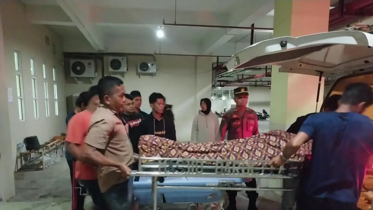 Proses evakuasi jenazah korban diduga gantung diri, seorang buruh harian lepas berinisial IKD (24) warga Batu Busuk, Kecamatan Pauh, Kota Padang, dari rumah sakit menuju ambulans untuk dibawa pulang ke pihak keluarga, Rabu (26/8/2026). (Foto: Polsek Pauh)