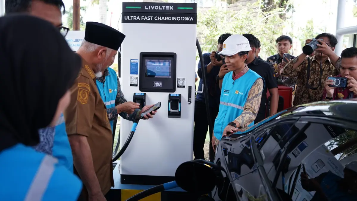 SPKLU Ultra Fast Charging hadir di Kantor Gubernur Sumbar untuk memudahkan masyarakat mengisi daya kendaraan listrik lebih cepat di Kota Padang.