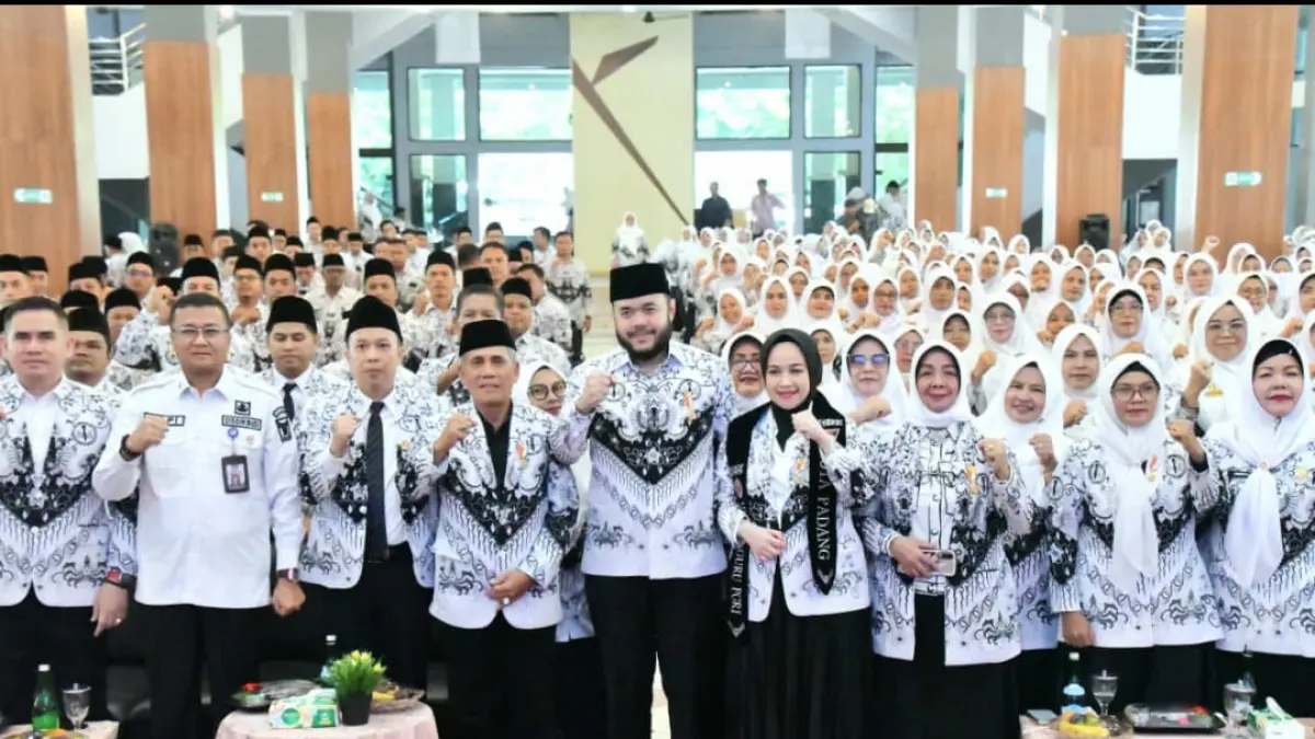 Wali Kota Padang Fadly Amran saat pengukuhan pengurus PGRI Kota Padang Masa Bakti XXIII Tahun 2025-2030 di Bagindo Aziz Chan Youth Center, Rabu (26/8/2026).(Foto: Diskominfo)