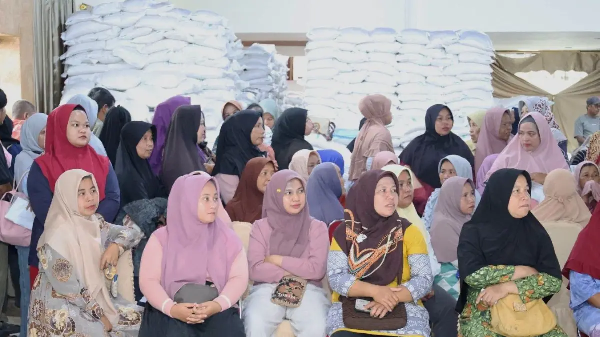 Warga Kecamatan Pariaman Selatan menerima Bantuan Pangan Beras CPP di Balairung Pendopo Wali Kota Pariaman, Rabu (26/8/2026). Untuk periode Juli-September 2026, setiap penerima mendapat total 30 kilogram beras.
