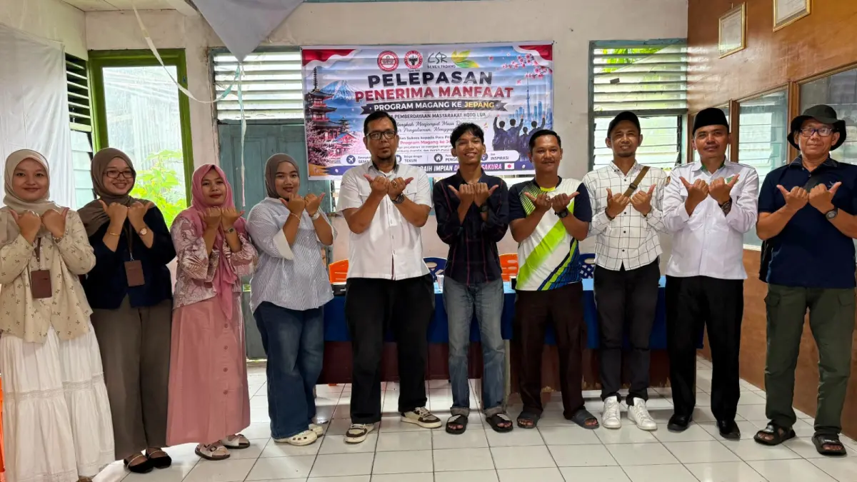 Yoga Pratama bersama orang tua dan tokoh masyarakat saat acara pelepasan keberangkatannya menuju Jepang di Kantor FPM Koto Lua, Senin (24/8/2026).