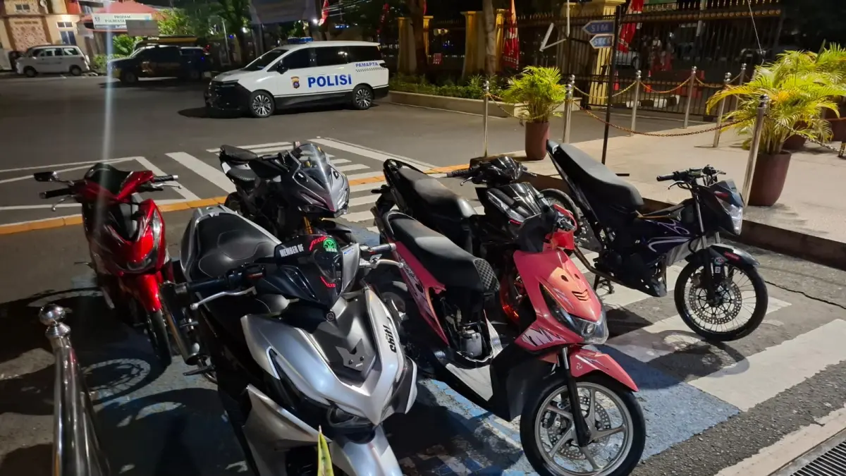 Enam unit sepeda motor berknalpot brong yang ugal-ugalan terparkir di Mapolresta Padang usai diamankan Timsus Alpha di Jalan Khatib Sulaiman dan Siti Nurbaya, Kamis (27/8/2026). (Polresta Padang)