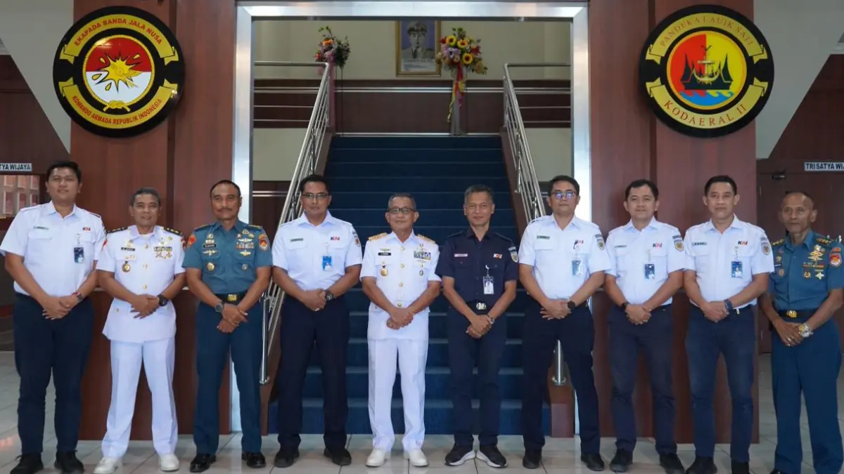 Kepala KAI Divre II Sumbar Lutfi Wijaya bersama jajaran foto bersama usai audiensi dengan Kodaeral II Padang, Kamis (27/8/2026).