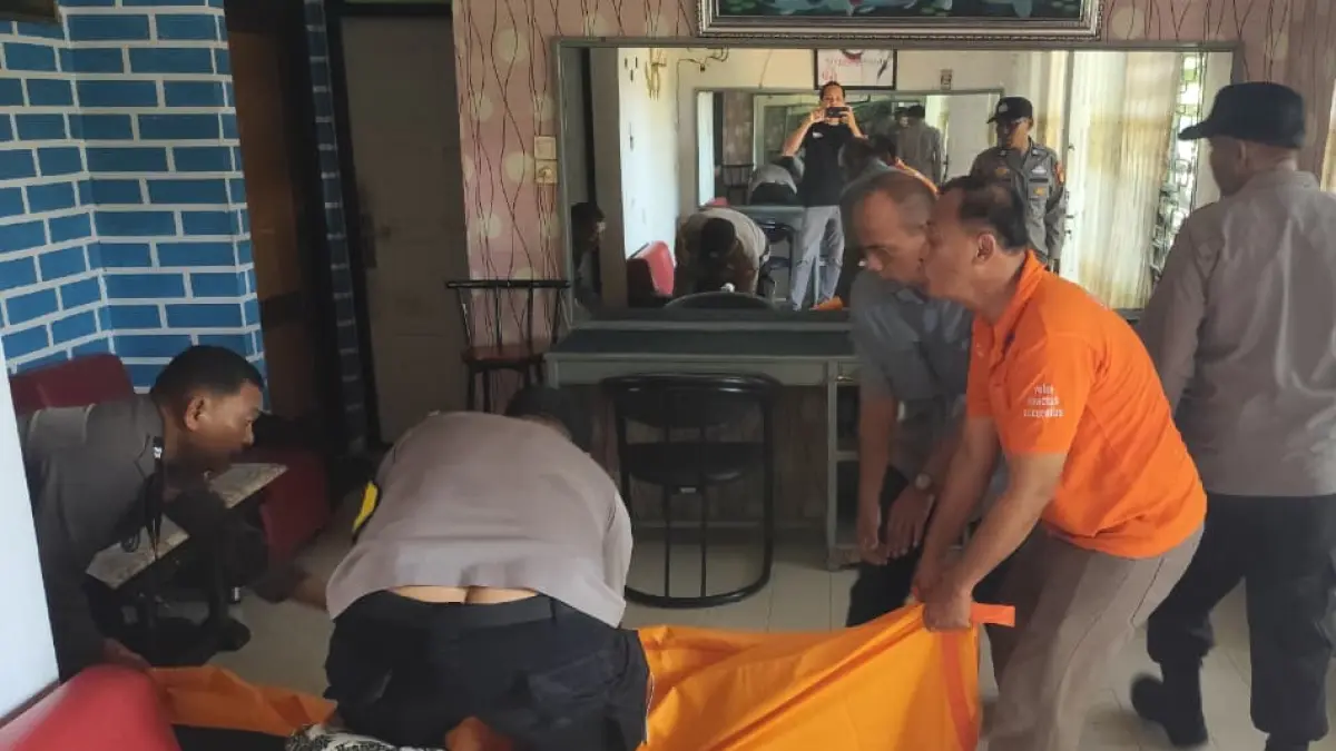 Pria lanjut usia berinisial E (66) dievakuasi usai ditemukan tewas dalam keadaan tergantung di rumahnya di Ulak Karang Utara, Padang, Kamis (27/8/2026).