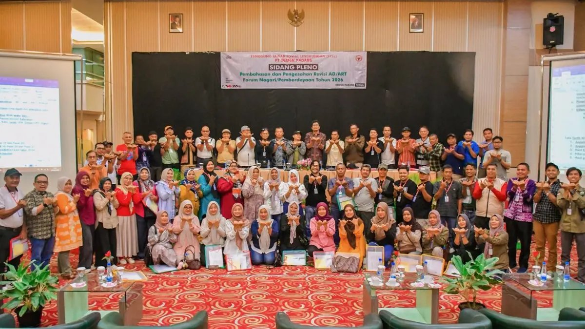PT Semen Padang mendorong program BMN untuk kemandirian masyarakat. Para peserta foto bersama sebelum Sidang Pleno Perubahan dan Pengesahan Revisi AD/ART Forum Nagari/Forum Pemberdayaan di Bukittinggi, 26–28 Agustus 2026.