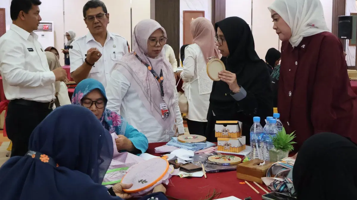 Sebanyak 50 perajin lokal, terdiri dari 25 perajin anyaman dan 25 perajin sulaman, mengikuti Program Ekraf Peduli di Ballroom Hotel Mangkuto, Payakumbuh, Rabu (26/8/2026).