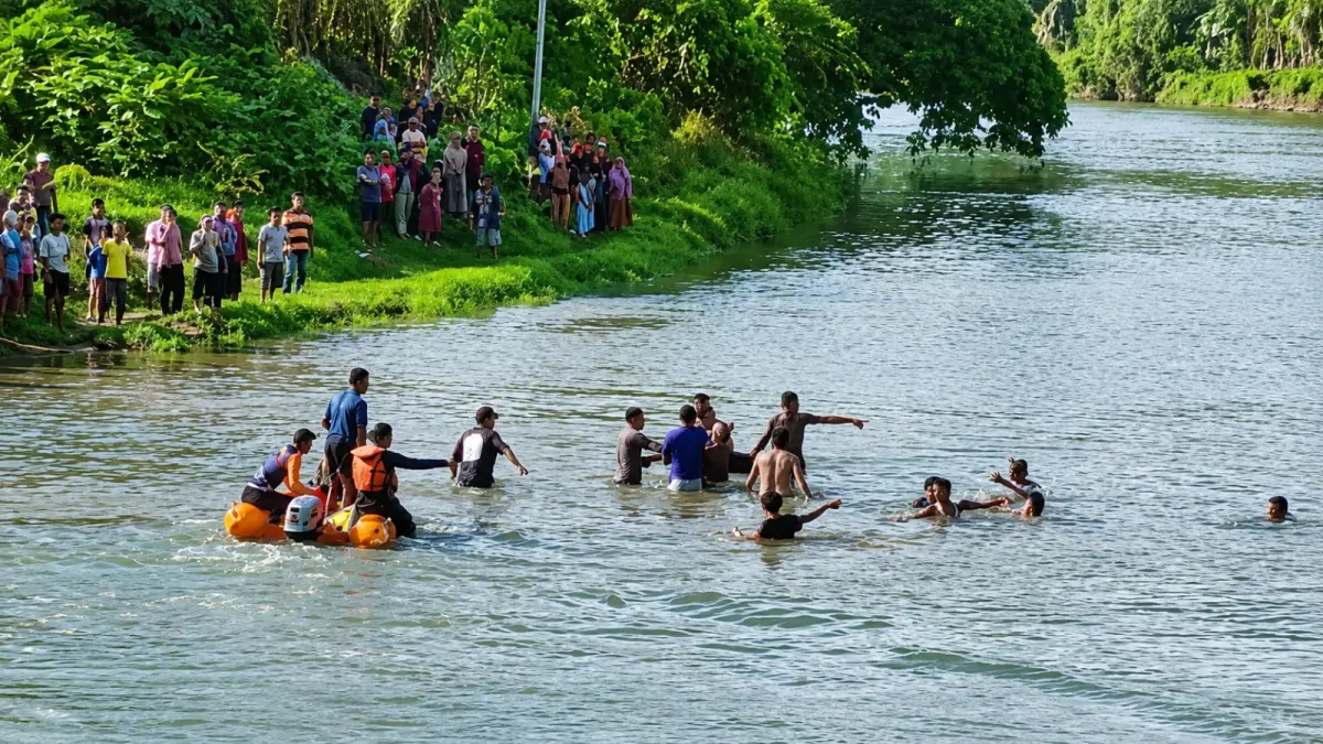 Tim gabungan BPBD, Basarnas dan warga, mencari anak yang terseret arus Sungai Batang Nareh, Padangpariaman, Kamis (27/8/2026). Satu korban ditemukan meninggal dunia. (BPBD Padangpariaman)