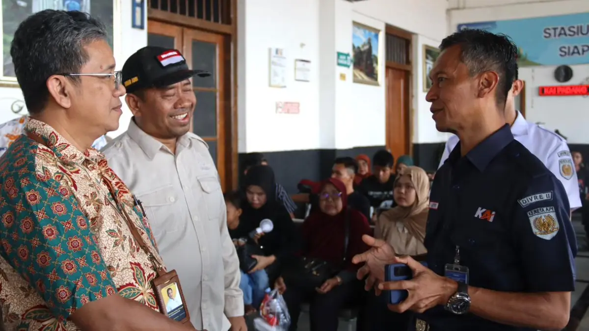 Tim Penilai IMTI 2026 meninjau fasilitas pelayanan ramah muslim dan disabilitas di Stasiun Padang, Kamis (27/8/2026).
