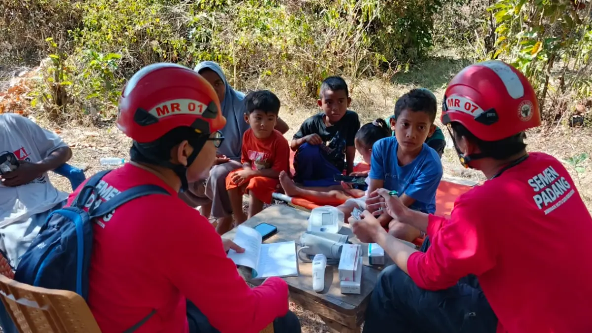 Tim Semen Padang Peduli memeriksa kesehatan warga terdampak gempa di Kampung Waso Ronting, Manggarai Timur, Rabu (26/8/2026).