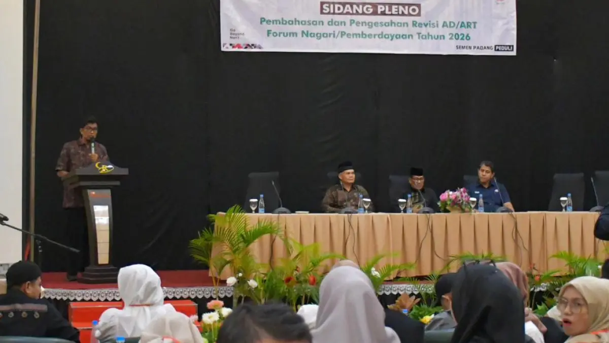 Wakil Ketua KAN Lubukkilangan Asril Azis dan Ketua KAN Limau Manih Zulkifli Dt Rajo Gumayang menghadiri Sidang Pleno Forum Nagari di Bukittinggi.
