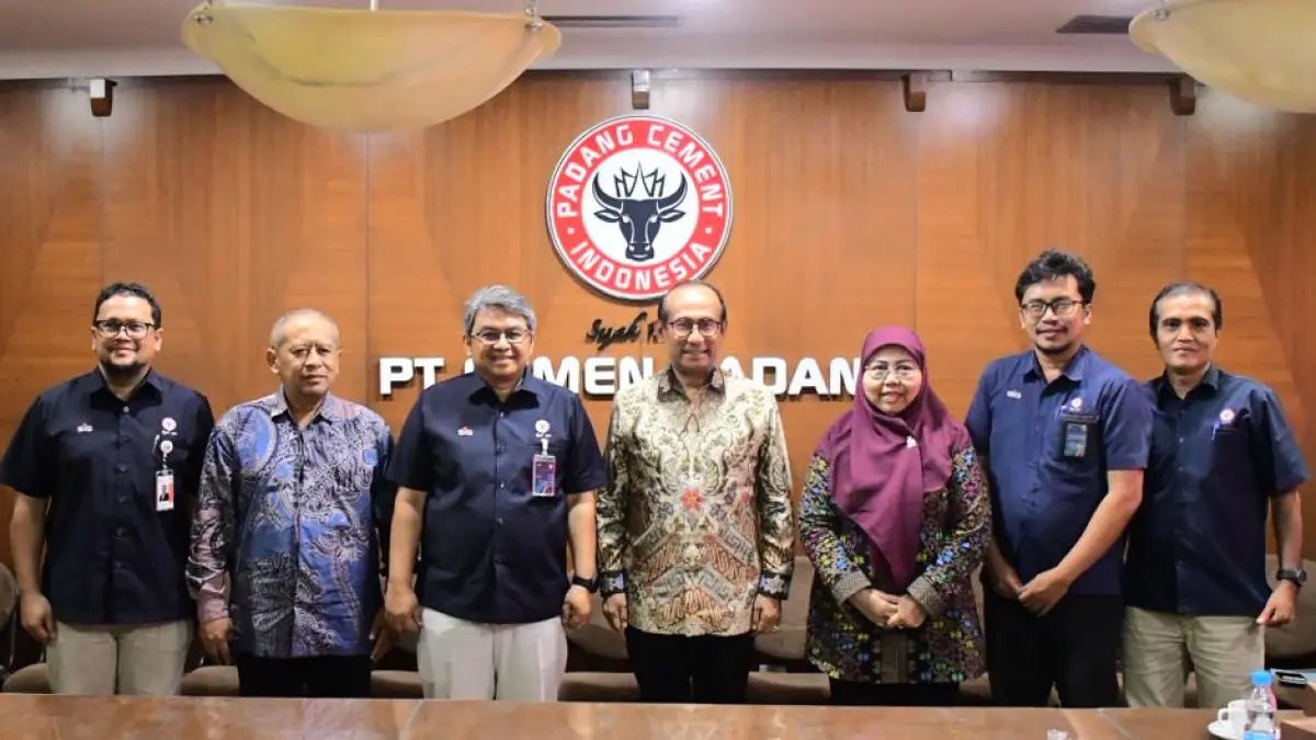 Anggota DEN Satya Widya Yudha berfoto bersama jajaran manajemen PT Semen Padang saat meninjau penerapan WHRPG di Pabrik Indarung V, Kamis (27/8/2026).