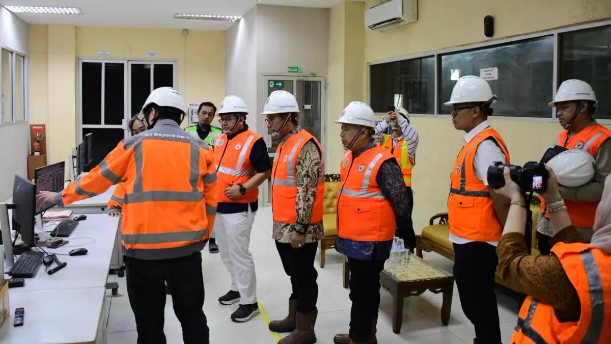 Anggota DEN Satya Widya Yudha meninjau penerapan WHRPG di ruang Central Control Room (CCR) WHRPG Pabrik Indarung V PT Semen Padang, Kamis (27/8/2026).