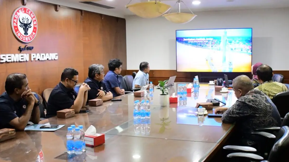 Anggota DEN Satya Widya Yudha menyimak pemaparan teknologi WHRPG di Pabrik Indarung V PT Semen Padang, Kamis (27/8/2026).