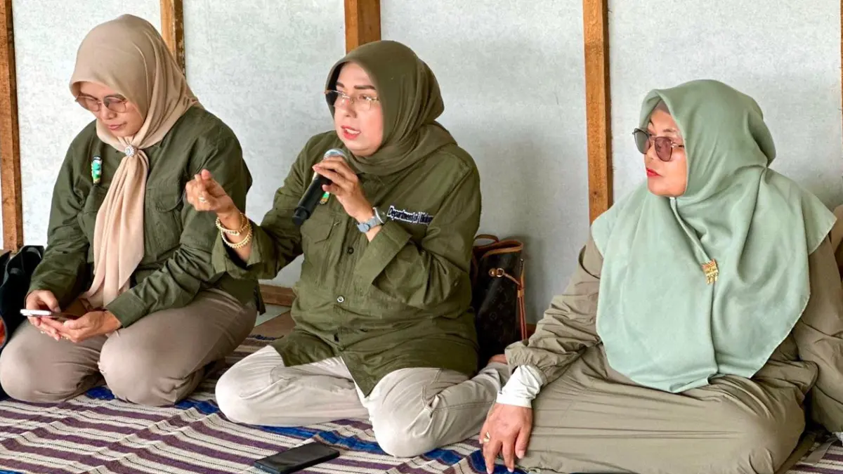 Dosen Biologi Unand Dr. Dra. Mairawita, M.Si. mengedukasi masyarakat Batubusuak Padang dalam kegiatan PKM, sekaligus mendukung penanaman 2.800 bibit hingga 28 Agustus 2026.