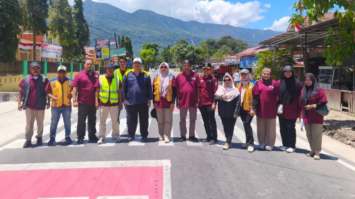 Kepala Dinas BMCKTR Sumbar Armizoprades bersama tim meninjau jalan yang telah diperbaiki di Kenagarian Kotokaciak, Kecamatan Tanjung Raya, Agam, Kamis (27/8/2026).