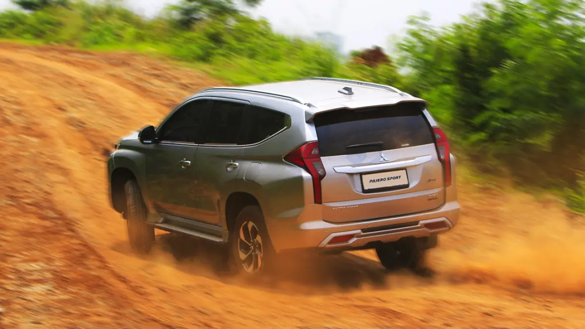 Mitsubishi Pajero Sport menggunakan konstruksi sasis ladder frame yang mendukung kemampuan kendaraan menghadapi berbagai medan.