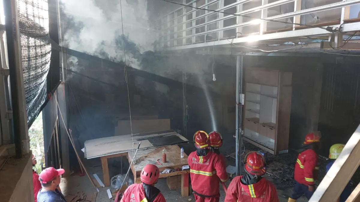 Petugas Damkar Kota Padang memadamkan kebakaran gudang furniture di Kubu Dalam Parak Karakah, Padang, Jumat (28/8/2026).