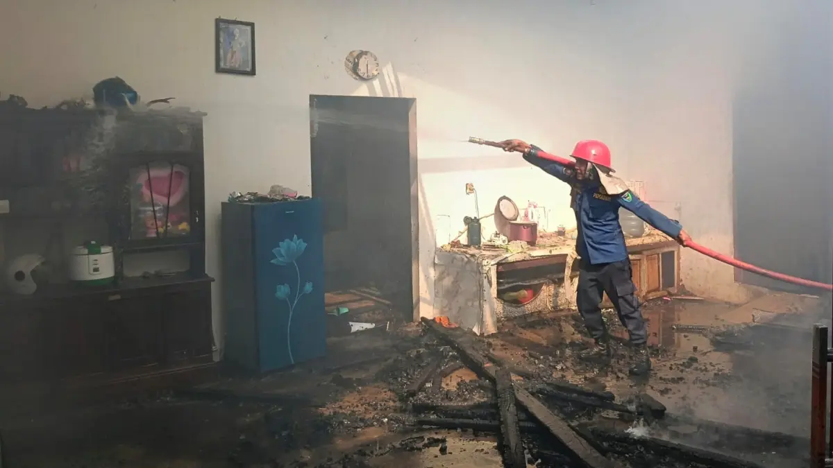 Petugas Damkar Pesisir Selatan memadamkan api yang membakar rumah di Lakitan Selatan, Lengayang, Jumat (28/8/2026).