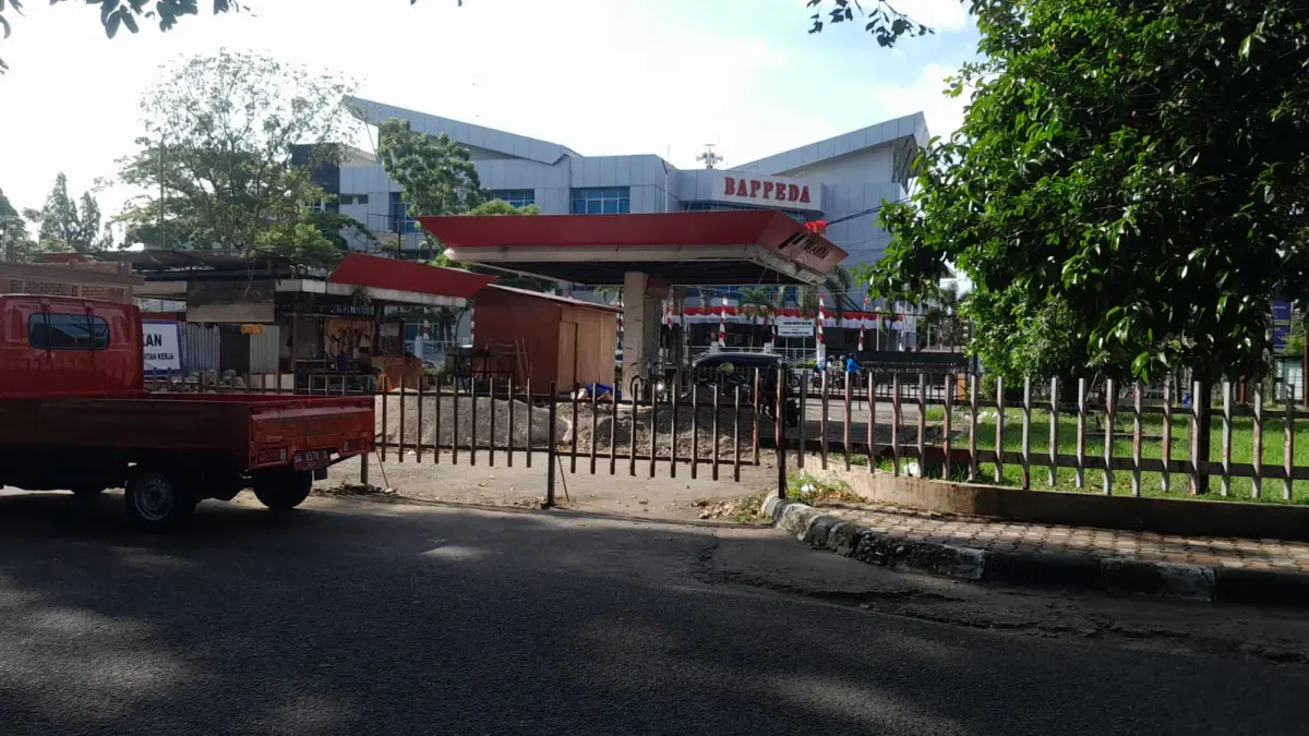 PLN UP3 Padang dan DPMPTSP Kota Padang membahas penjajakan pengembangan SPKLU baru di bekas SPBU di Jalan Jaksa Agung, kawasan Taman Rimbo Kaluang, Kota Padang, Kamis (20/8/2026).