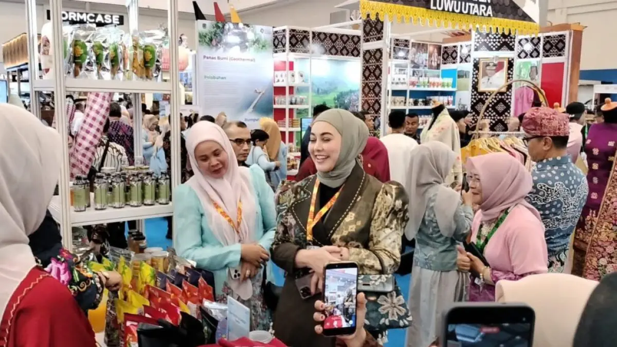 Produk unggulan Kabupaten Solok ramai diminati pengunjung pada hari pertama APKASI Otonomi Expo 2026 di ICE BSD, Tangerang, Kamis (27/8/2026).