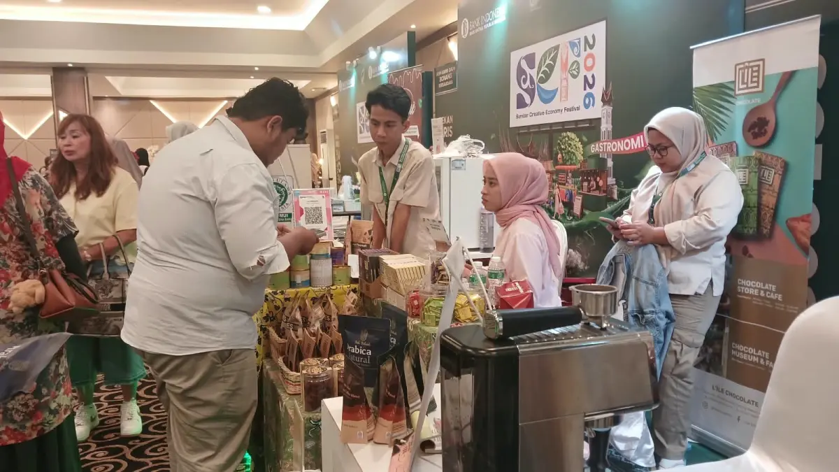 Seorang pengunjung sedang bertransaksi pakai QRIS di salah satu both UMKM di SCF 2026 yang diadakan BI Sumbar di Pangeran &nbsp;Beach Hotel Jumat (28/8). Belanja pakai QRIS minimal Rp 100 ribu dapat diskon 25 persen. (SURYANI/PADEK)