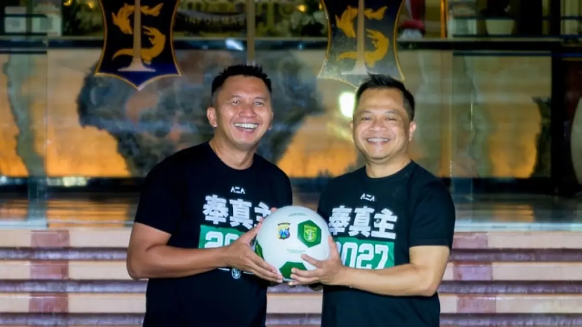 CEO Persebaya Azrul Ananda (kiri) saat Launching Synergy Persebaya menuju 100th Glory di Balai Kota Surabaya. (Foto: Corcom Persebaya)
