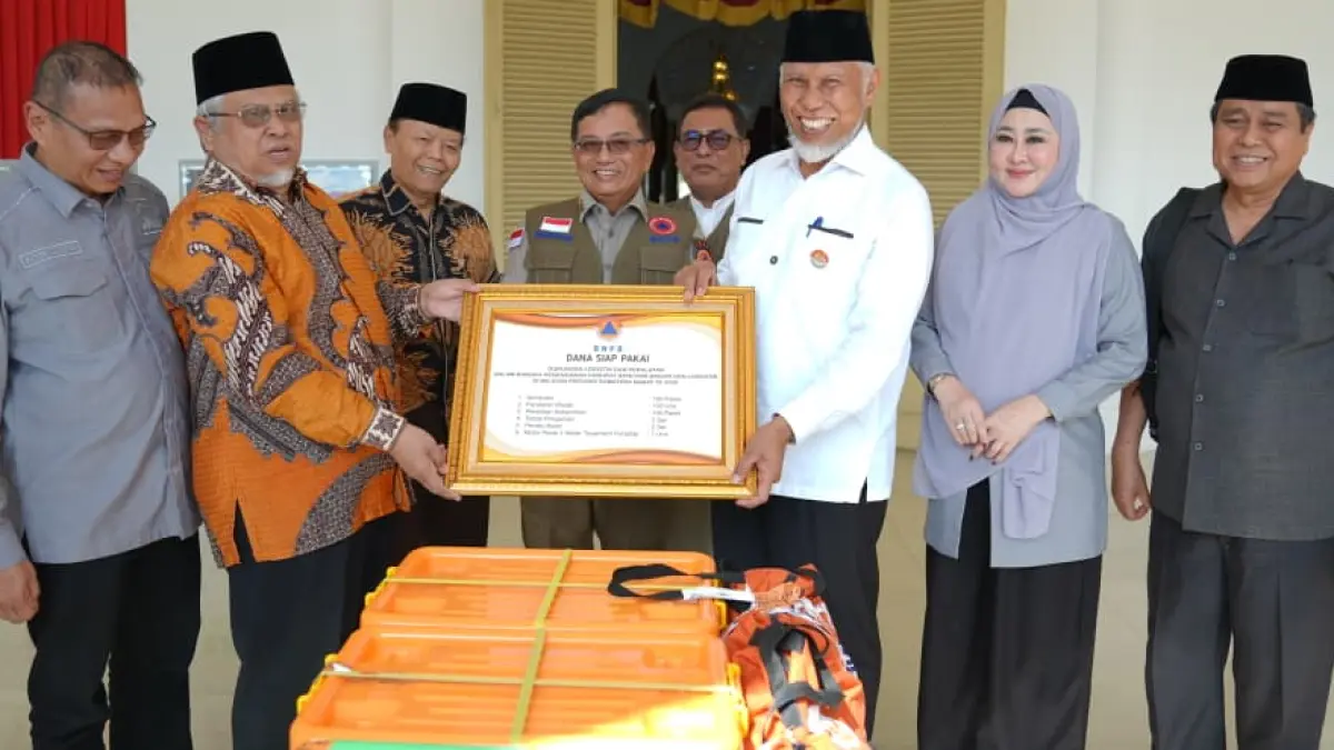 Gubernur Sumbar Mahyeldi Ansharullah menerima Dana Siap Pakai BNPB untuk penanganan darurat banjir dan longsor di Sumbar, Jumat (28/8/2026). (Dok. Makopim/David)