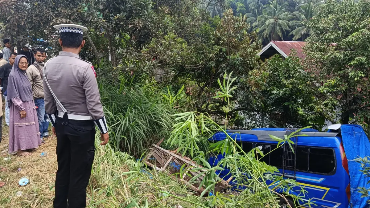 Minibus Tanjung Raya BA 7235 NU terperosok ke pekarangan warga setelah slip dan hilang kendali di Pitalah, Sabtu (29/8/2026).