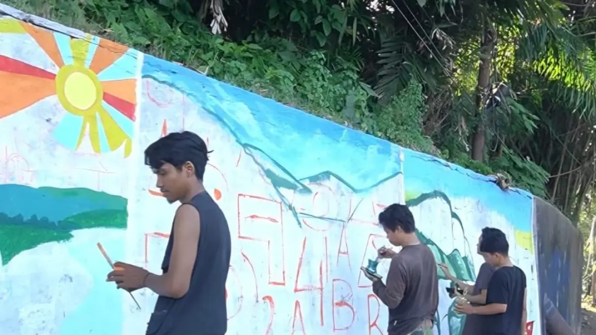 Para peserta mengikuti lomba mural di depan Taman Aliran Kenangan, Jalan Sutan Syahrir, Kelurahan Mata Air, Padang.(Foto: Diskominfo)