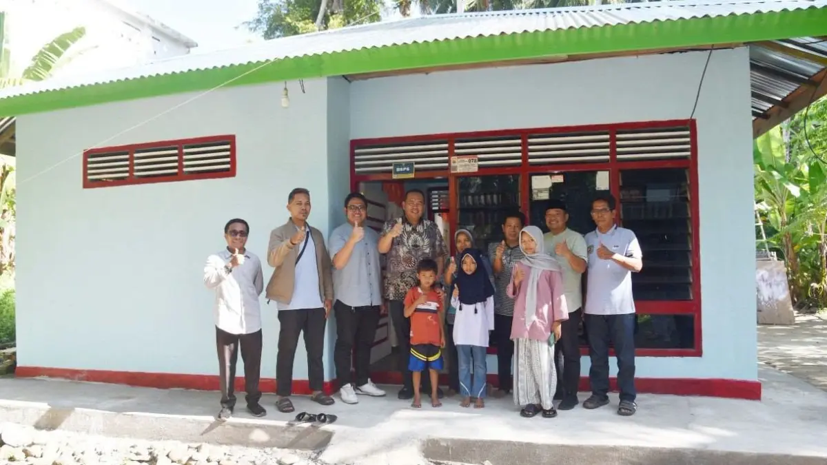 Wali Kota Pariaman Yota Balad berfoto bersama penerima BSPS, Jermi Yoyo Hendra, di Desa Pakasai, Kecamatan Pariaman Timur, Jumat (28/8/2026).