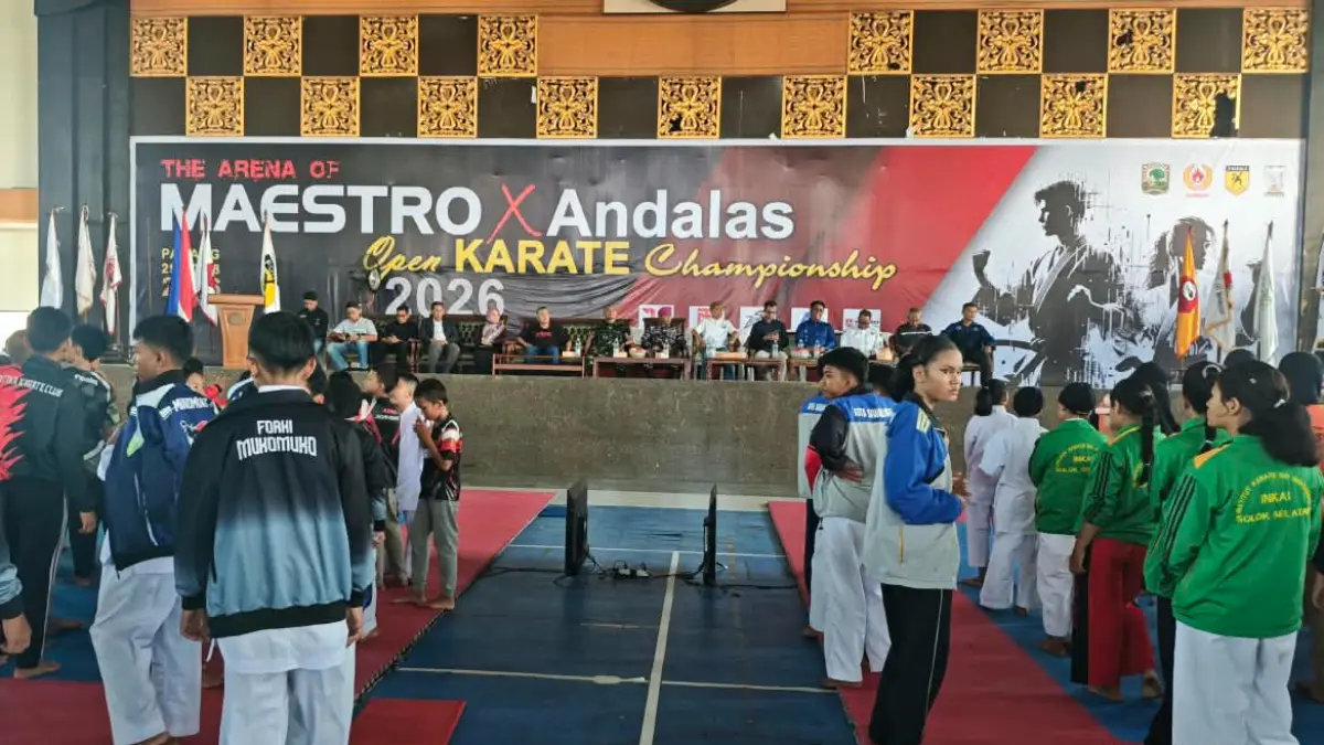 Atlet karate bertanding dalam The Arena of Maestro x Andalas Open Karate Championship di GOR UNP, Sabtu (29/8/2026), sebagai persiapan jelang Porprov Sumbar.