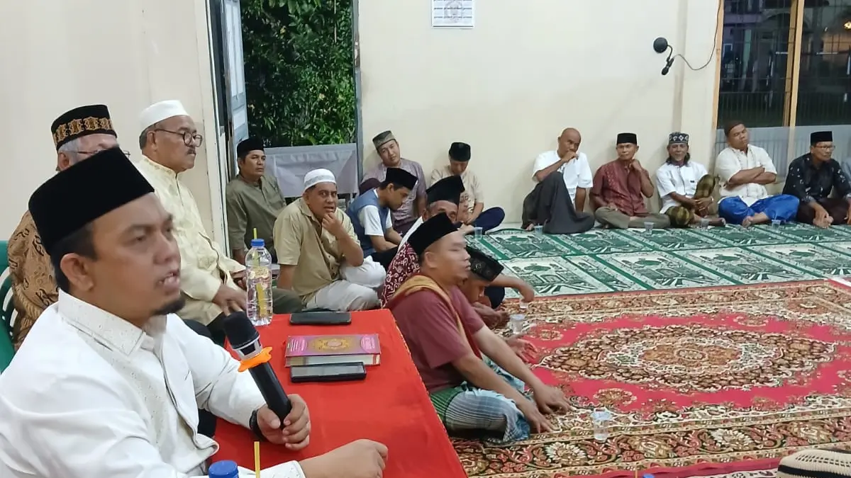 Buya Muharlion mengajak warga RW X Kelurahan Lubukbuaya menjadikan Nabi Muhammad SAW sebagai teladan dalam kehidupan sehari-hari pada peringatan Maulid Nabi.