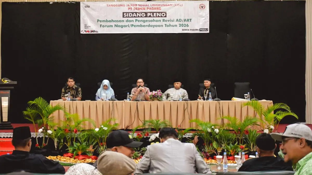 Camat Lubukkilangan, Nurul Widya Siska Usman (dua kiri), bersama unsur Forum Nagari dan Forum Pemberdayaan dalam sidang pleno di Bukittinggi.