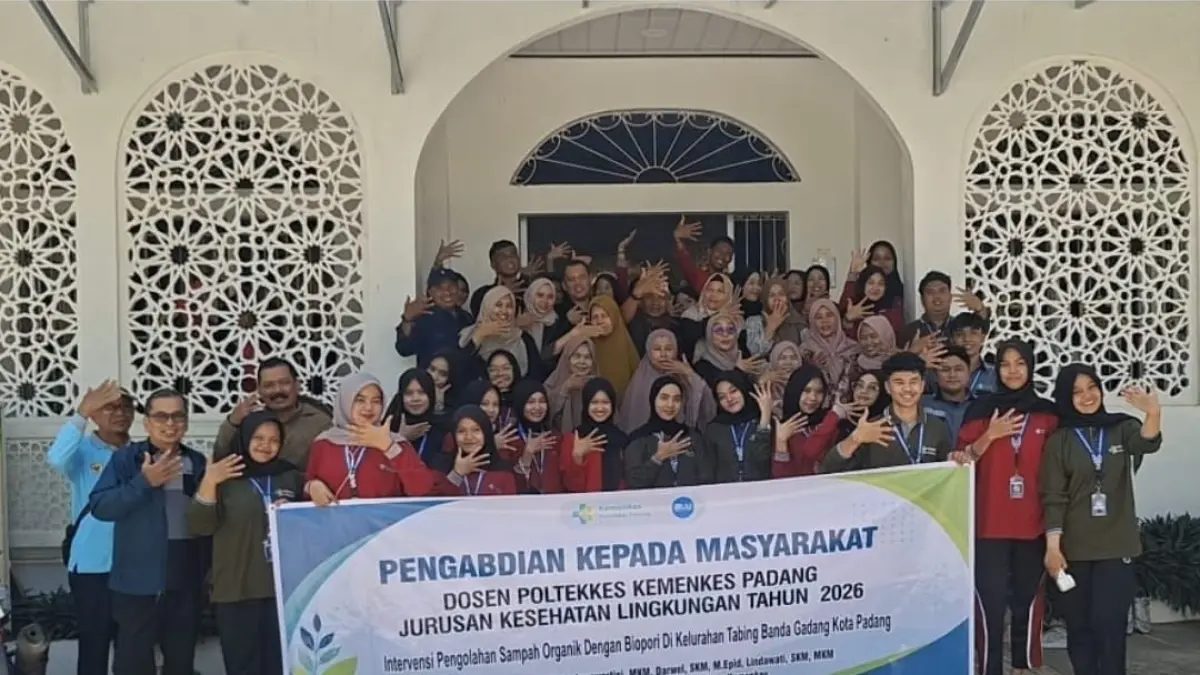 Poltekkes Kemenkes Padang menyerahkan 50 tabung biopori kepada warga Tabing untuk pengolahan sampah organik. (Foto: Istimewa)