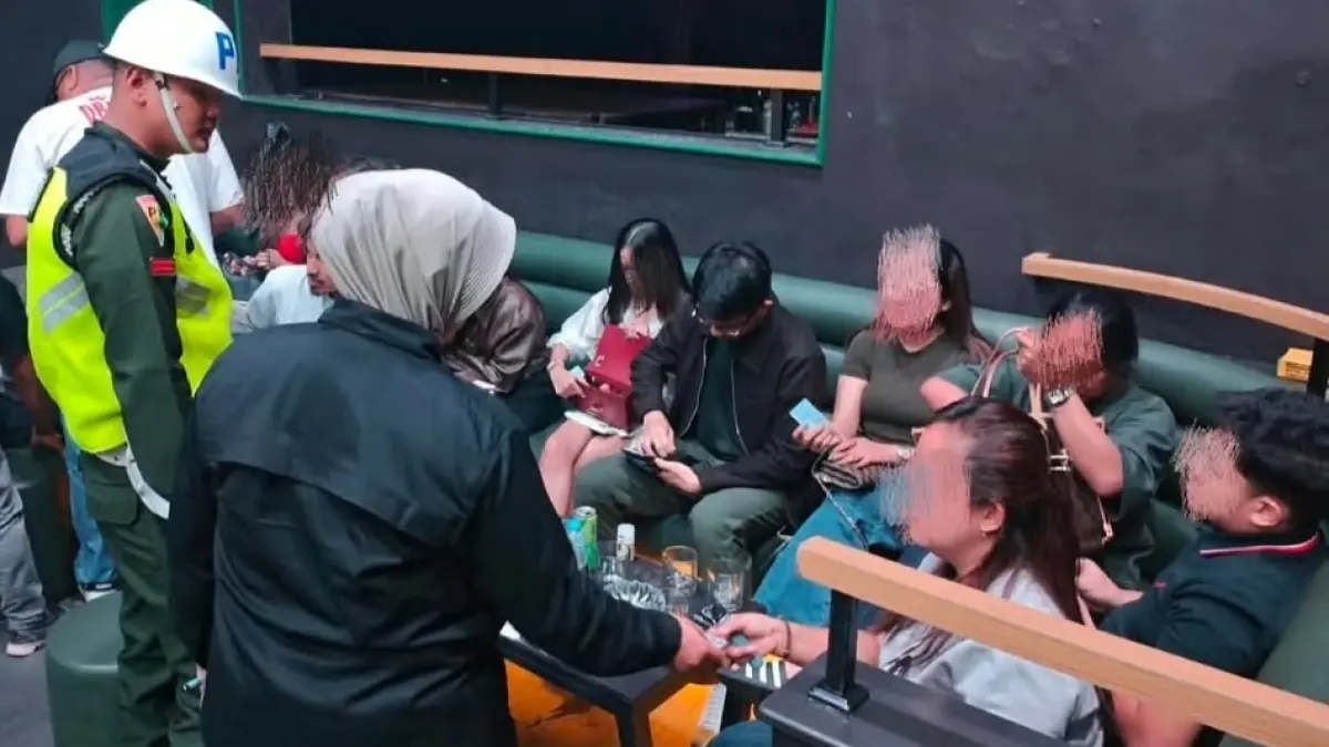 Tim gabungan menggelar operasi di sejumlah kafe dan karaoke di Kota Padang, Minggu (30/8/2026) dini hari.