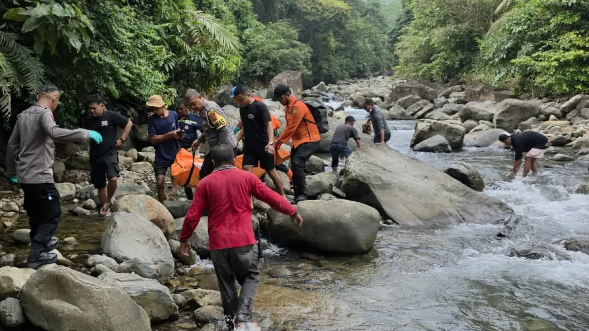 Tim SAR gabungan mengevakuasi mayat pria tanpa identitas yang ditemukan di aliran Sungai Bangek, Koto Tangah, Padang, Minggu (30/8/2026).