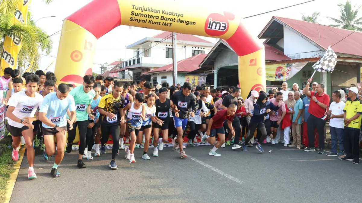 Wali Kota Pariaman Yota Balad melepas peserta Nan Caredek Marathon 10K Chapter 2 di Desa Balai Naras, Minggu (30/8/2026).