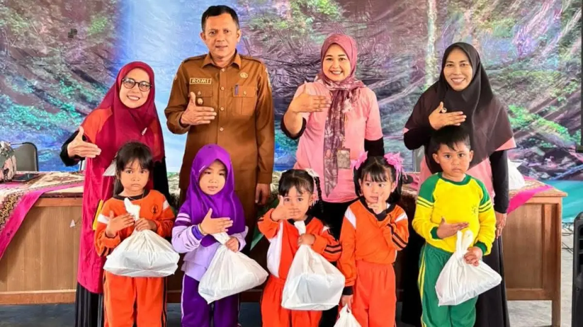 Kabid Perikanan Ns Selvi Delvia Falinda, Inovator GAS Elvira Notta dan Camat Sembilan Koto Romi pada kegiatan Gemarikan di Kecamatan Sembilan Koto.