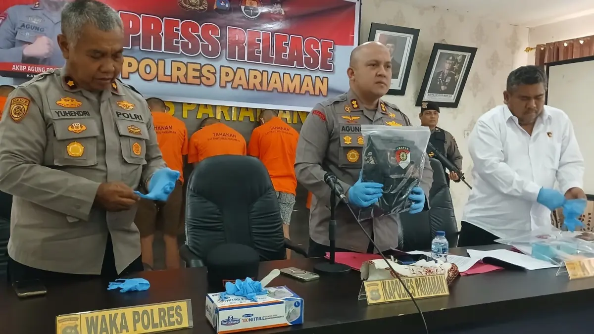 Kapolres Pariaman AKBP Agung Pranajaya saat menyampaikan keterangan dalam pers release kasus pencabulan dan pencurian dengan pemberatan (Curat) di Mapolres Pariaman, Senin (31/8/2026).