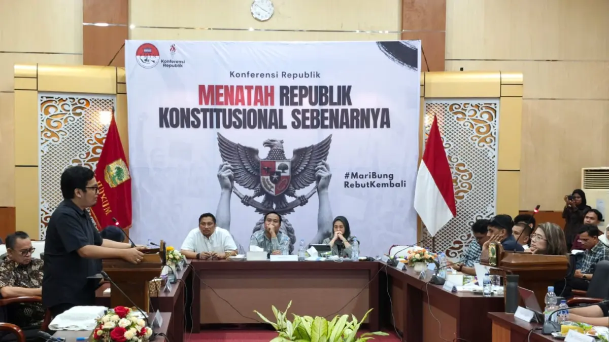 Pakar hukum tata negara Unand Feri Amsari berbicara dalam Konferensi Republik “Menatah Republik Konstitusional Sebenarnya” di Padang, Senin (31/8/2026).
