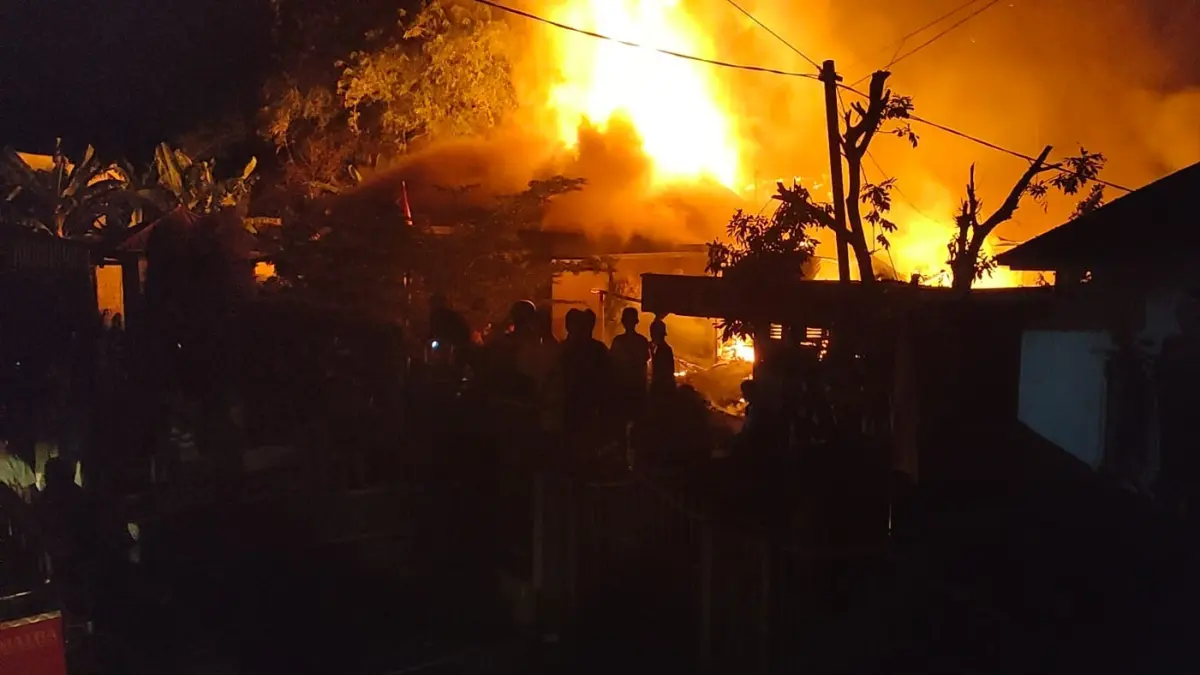 Petugas Damkar berjibaku memadamkan kebakaran yang menghanguskan dua petak rumah di Jalan Piai, Lubuk Begalung, Padang, Senin (31/8/2026).
