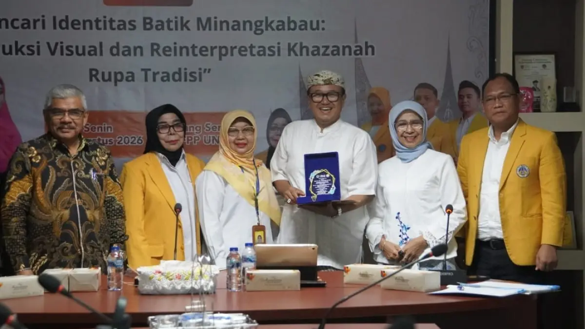 Tim riset FPP UNP usai FGD membahas identitas batik Minangkabau untuk pengembangan fashion ready-to-wear Sumatera Barat.(Foto: KKPS)