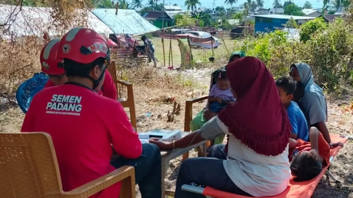 Tim Semen Padang Peduli memberikan layanan kesehatan gratis kepada 122 warga terdampak gempa di Manggarai Timur, NTT, selama misi kemanusiaan.